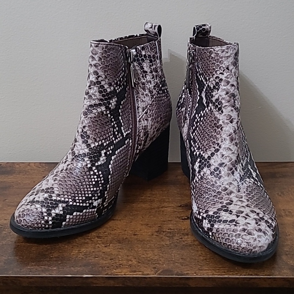 Blondo Women's Waterproof Snakeskin Print Boots Size 8.5